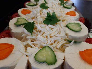 Masada çeşitli peynirlerle servis edilen peynir tabağı.