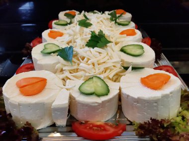 Masada çeşitli peynirlerle servis edilen peynir tabağı.