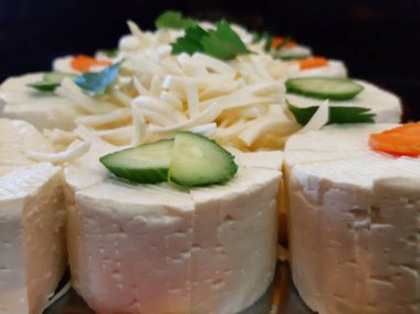 Masada çeşitli peynirlerle servis edilen peynir tabağı.