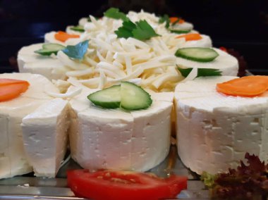 Masada çeşitli peynirlerle servis edilen peynir tabağı.