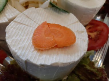 Masada çeşitli peynirlerle servis edilen peynir tabağı.