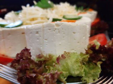 Masada çeşitli peynirlerle servis edilen peynir tabağı.