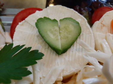 Masada çeşitli peynirlerle servis edilen peynir tabağı.