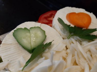 Masada çeşitli peynirlerle servis edilen peynir tabağı.