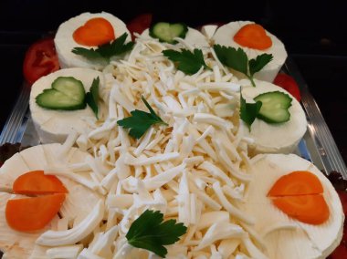 Masada çeşitli peynirlerle servis edilen peynir tabağı.