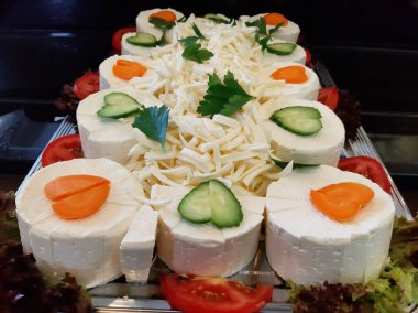 Masada çeşitli peynirlerle servis edilen peynir tabağı.