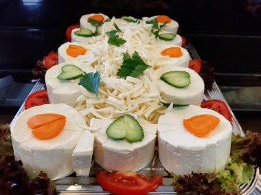 Masada çeşitli peynirlerle servis edilen peynir tabağı.