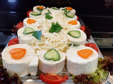 Masada çeşitli peynirlerle servis edilen peynir tabağı.