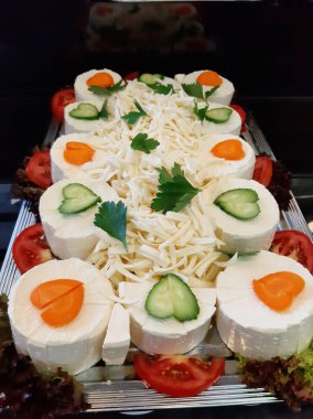 Masada çeşitli peynirlerle servis edilen peynir tabağı.