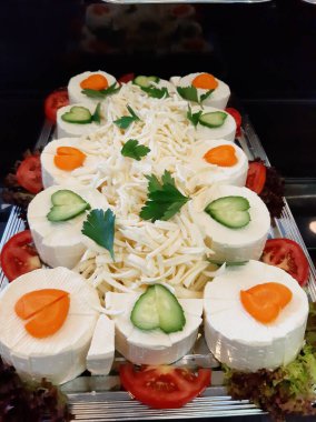 Masada çeşitli peynirlerle servis edilen peynir tabağı.