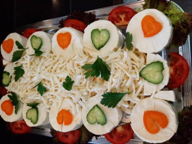 Masada çeşitli peynirlerle servis edilen peynir tabağı.