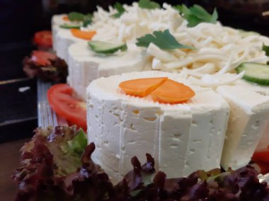 Masada çeşitli peynirlerle servis edilen peynir tabağı.