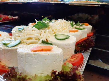 Masada çeşitli peynirlerle servis edilen peynir tabağı.