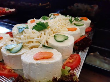 Masada çeşitli peynirlerle servis edilen peynir tabağı.