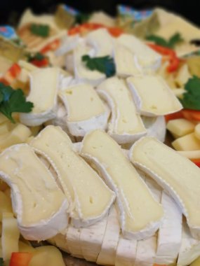 Masada çeşitli peynirlerle servis edilen peynir tabağı.