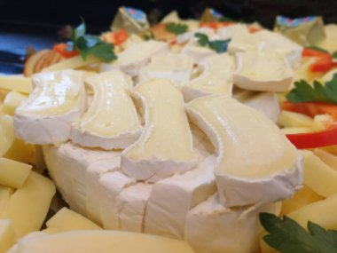 Masada çeşitli peynirlerle servis edilen peynir tabağı.