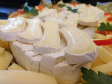 Masada çeşitli peynirlerle servis edilen peynir tabağı.