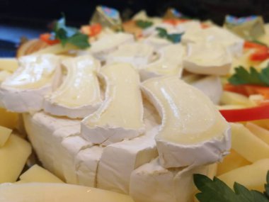 Masada çeşitli peynirlerle servis edilen peynir tabağı.