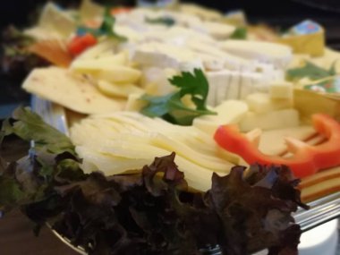 Masada çeşitli peynirlerle servis edilen peynir tabağı.