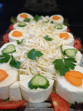 Masada çeşitli peynirlerle servis edilen peynir tabağı.