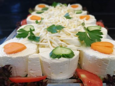 Masada çeşitli peynirlerle servis edilen peynir tabağı.