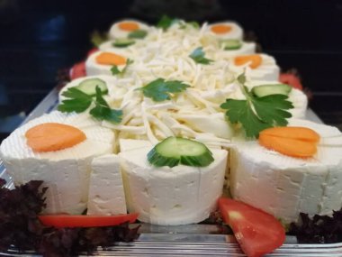 Masada çeşitli peynirlerle servis edilen peynir tabağı.