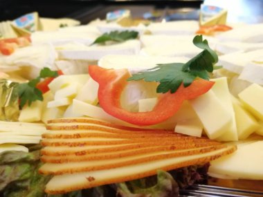 Masada çeşitli peynirlerle servis edilen peynir tabağı.