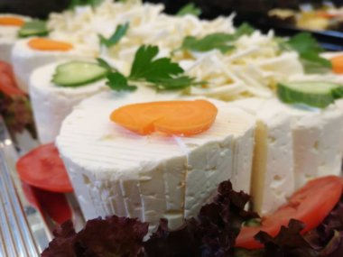 Masada çeşitli peynirlerle servis edilen peynir tabağı.