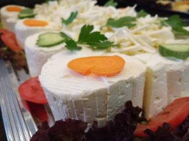 Masada çeşitli peynirlerle servis edilen peynir tabağı.