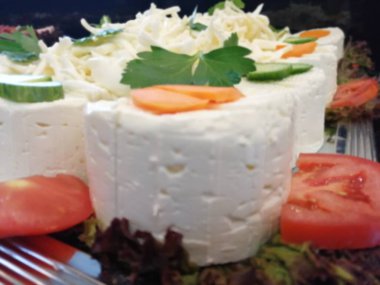 Masada çeşitli peynirlerle servis edilen peynir tabağı.