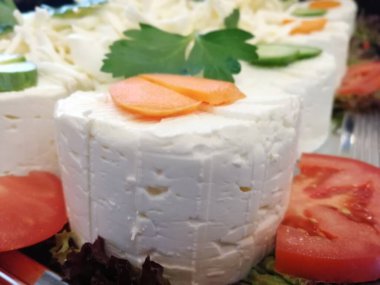 Masada çeşitli peynirlerle servis edilen peynir tabağı.