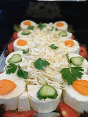 Masada çeşitli peynirlerle servis edilen peynir tabağı.