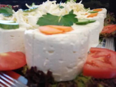 Masada çeşitli peynirlerle servis edilen peynir tabağı.