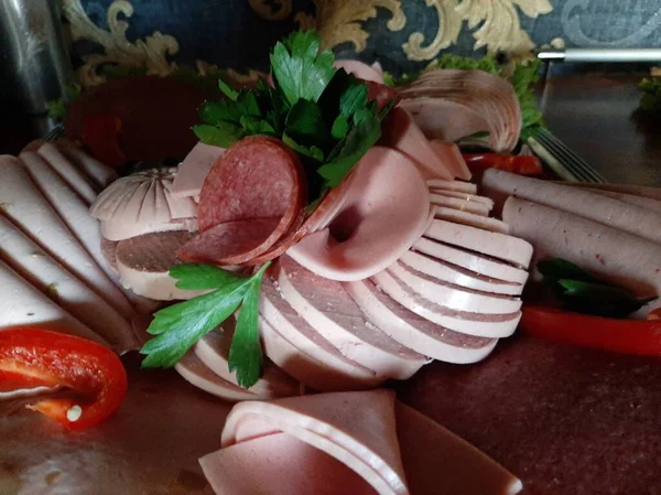 Masada çeşitli peynirlerle servis edilen peynir tabağı.