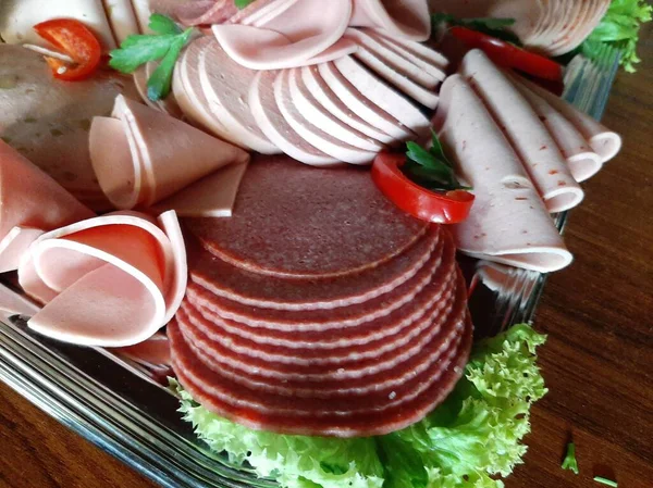 Masada çeşitli peynirlerle servis edilen peynir tabağı.