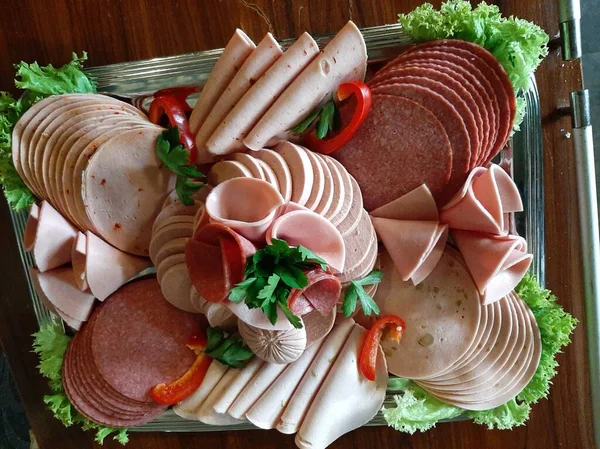 Masada çeşitli peynirlerle servis edilen peynir tabağı.