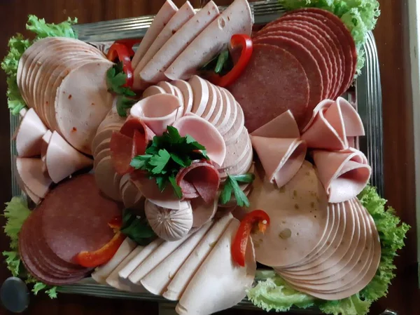 Masada çeşitli peynirlerle servis edilen peynir tabağı.