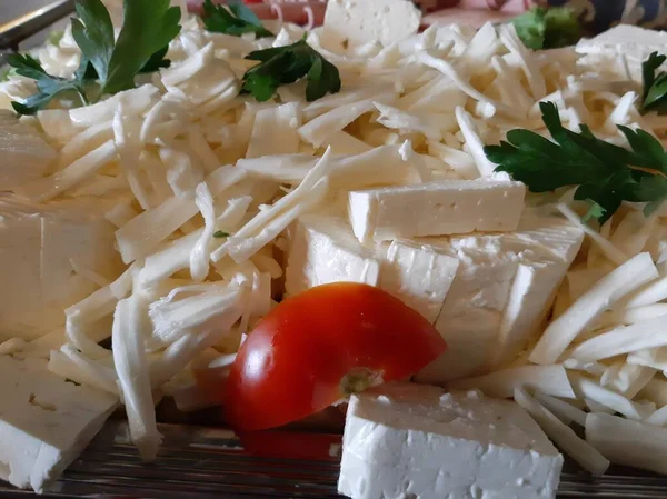 Prato Queijo Servido Com Vários Queijos Mesa — Fotografia de Stock