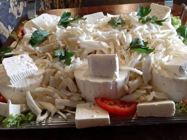Farfurie Brânză Servită Diverse Brânzeturi Masă — Fotografie, imagine de stoc