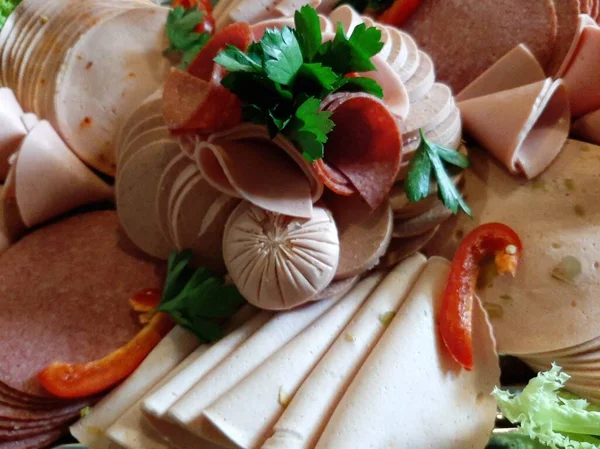 Masada çeşitli peynirlerle servis edilen peynir tabağı.