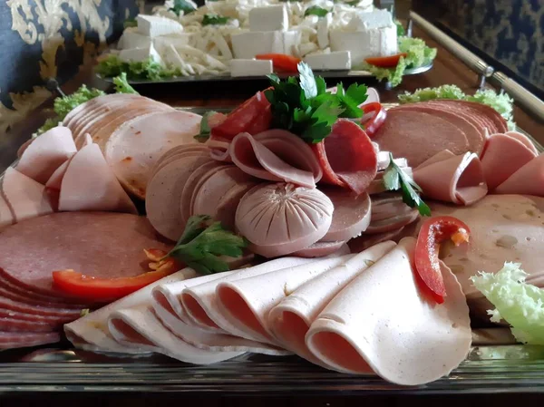 Masada çeşitli peynirlerle servis edilen peynir tabağı.