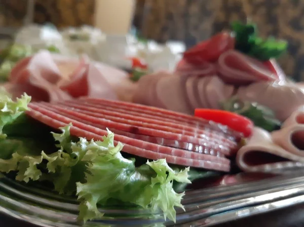 Masada çeşitli peynirlerle servis edilen peynir tabağı.