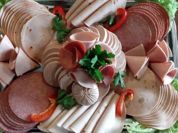 Masada çeşitli peynirlerle servis edilen peynir tabağı.