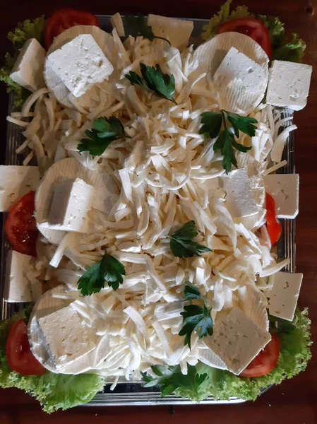 Masada çeşitli peynirlerle servis edilen peynir tabağı.