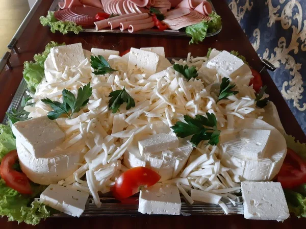 Masada çeşitli peynirlerle servis edilen peynir tabağı.