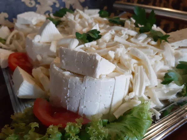 Prato Queijo Servido Com Vários Queijos Mesa — Fotografia de Stock