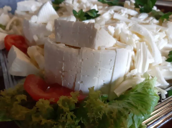 Masada çeşitli peynirlerle servis edilen peynir tabağı.