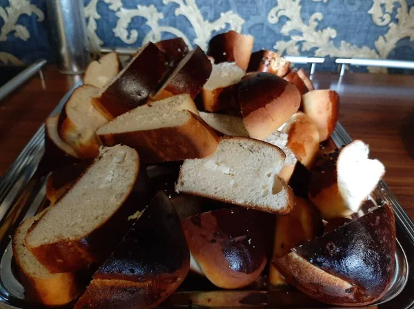 Masada çeşitli peynirlerle servis edilen peynir tabağı.