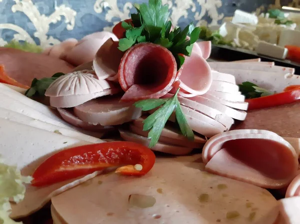 Masada çeşitli peynirlerle servis edilen peynir tabağı.