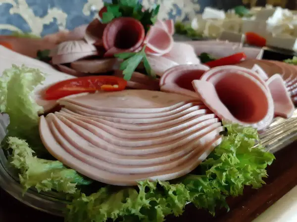 Masada çeşitli peynirlerle servis edilen peynir tabağı.